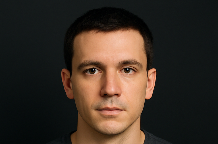 Gui Vardacosta, foto de perfil no tema escuro, olhando para frente.